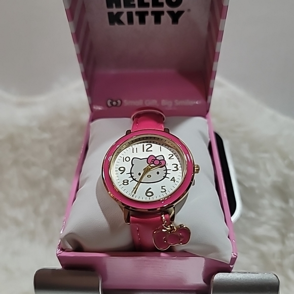 Hello Kitty Watch Pink Bezel , Pink Bow Charm  Pink Leather Strap Brand New - Picture 3 of 5